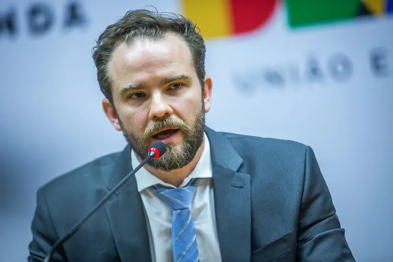O Ministério da Fazenda prorrogou o subsídio de R$ 0,44 na gasolina por 30 dias devido ao petróleo a US$ 100 no Irã. Custo é de R$ 1,2 bi.