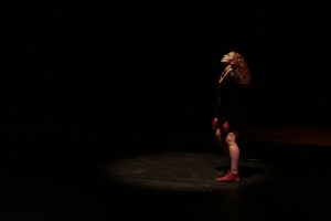 Elenco do espetáculo "Sobrevivência dos Vaga-Lumes", da Paralelo Cia de Dança, em apresentação no Teatro Paulo Pontes.