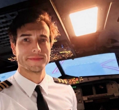 Instrutor de voo durante treinamento em aeronave modelo Cessna C-150 na Argentina.