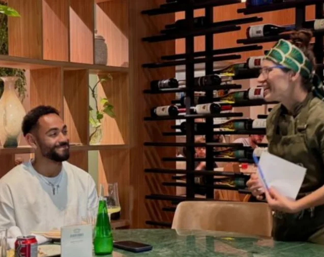Matheus Cunha em restaurante