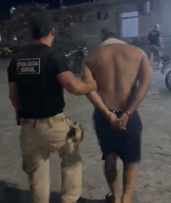 Viatura da Polícia Civil da Paraíba durante cumprimento de mandado de prisão em João Pessoa.