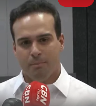 Lucas Ribeiro durante entrevista em que rebate especulações sobre interferência no Governo da Paraíba.
