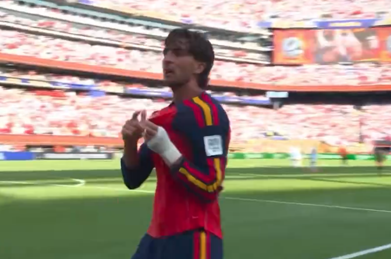 Ferran Torres comemora o gol do título da Espanha na final da Copa do Mundo contra a Argentina.