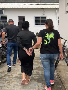 Policiais civis durante a Operação Camaleoa que prendeu duas mulheres investigadas por furtos em Campina Grande.