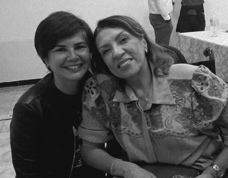 Tays Melo (esquerda) ao lado da deputada estadual Cida Ramos.