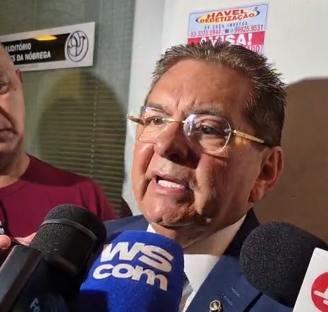 Adrino Galdino atende a imprensa na Assembleia