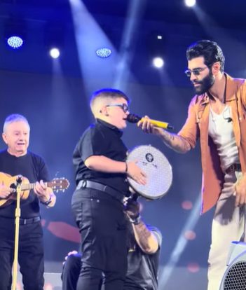 Leozinho canta ao lado de Gusttavo Lima durante show na Festa de Sant'Ana, em Caicó.