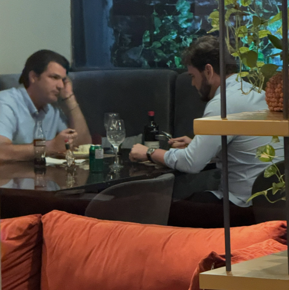 Léo Bezerra e Bruno Cunha Lima durante conversa em restaurante de João Pessoa registrada por Gerardo Rabello.
