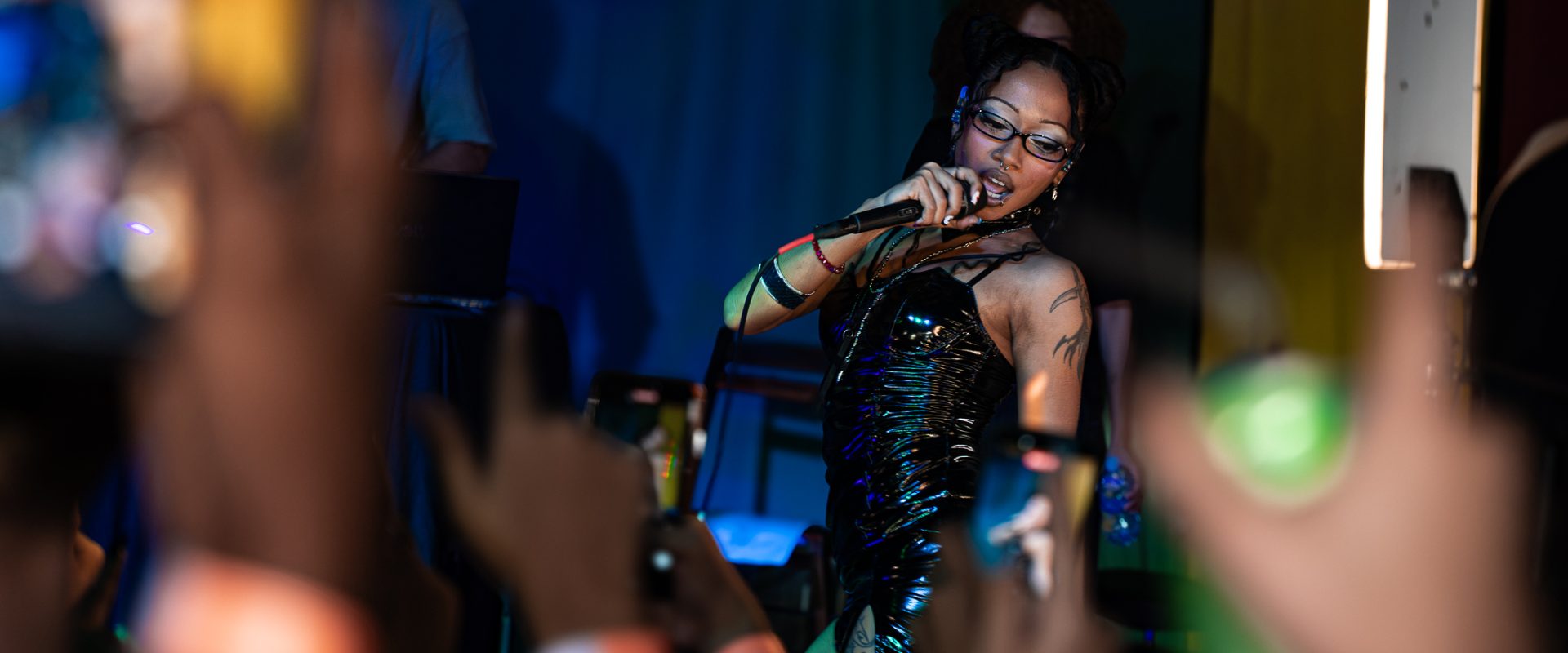 Slipmami durante apresentação na Caravela Cultural, em João Pessoa, diante de público com casa lotada.