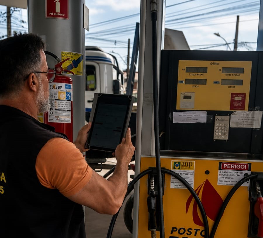 Gasolina em João Pessoa oscila entre R$ 6,23 e R$ 6,90 à vista, aponta Procon-JP. Diesel S10 cai para R$ 6,59.
