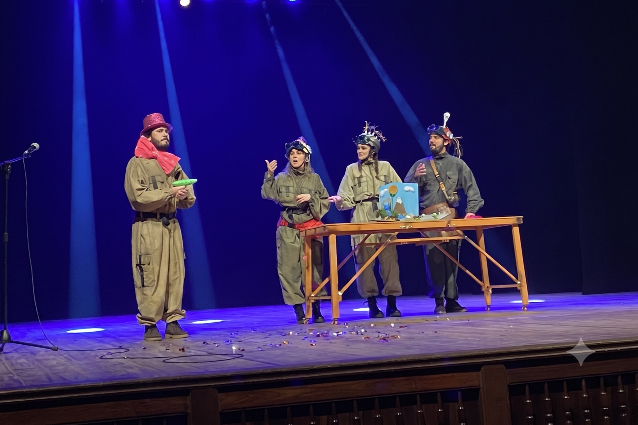 Elenco do espetáculo "Da última vez que o mundo acabou, começou assim" durante apresentação no Teatro Santa Roza.