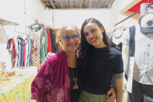 "Interior do Brechó Volve, em João Pessoa, com roupas expostas para venda e incentivo ao consumo consciente."