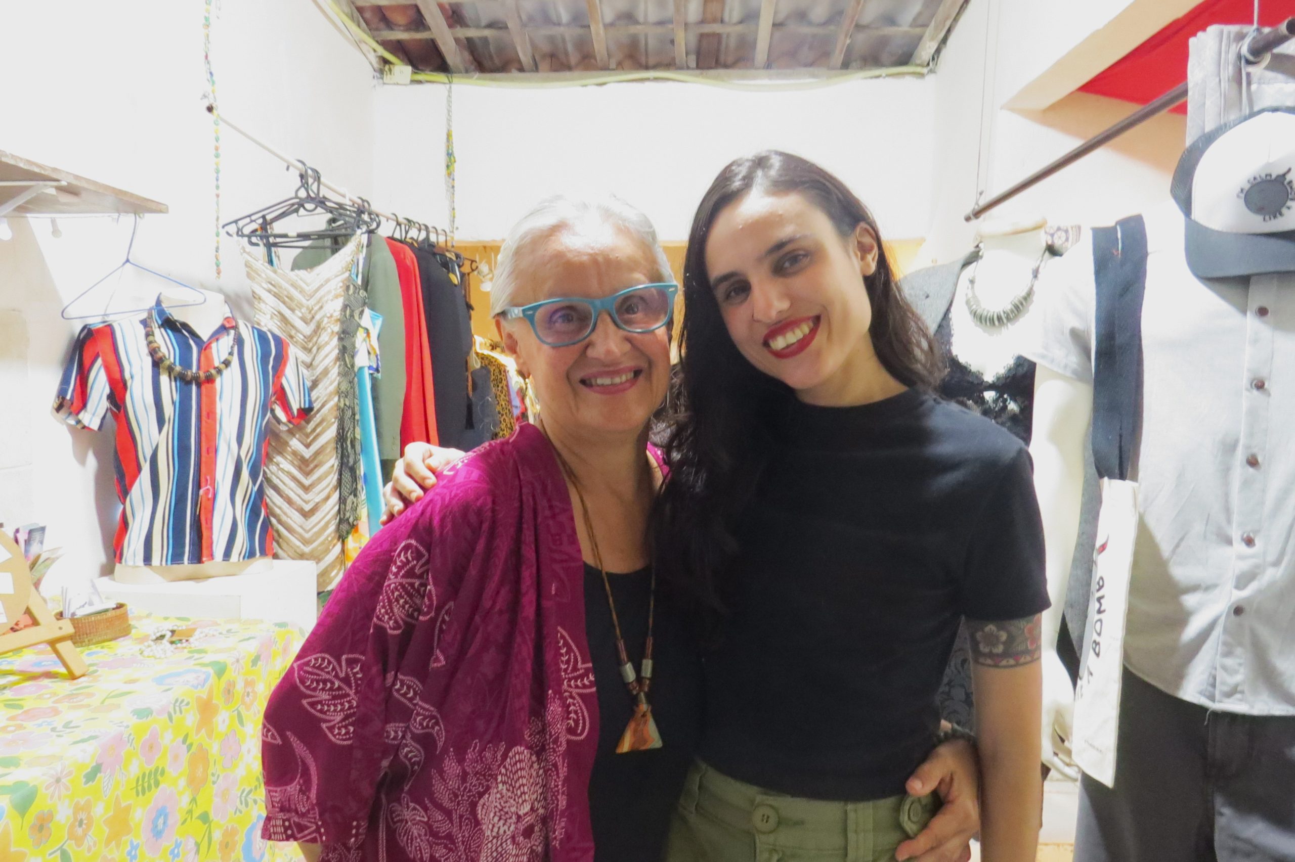 "Interior do Brechó Volve, em João Pessoa, com roupas expostas para venda e incentivo ao consumo consciente."