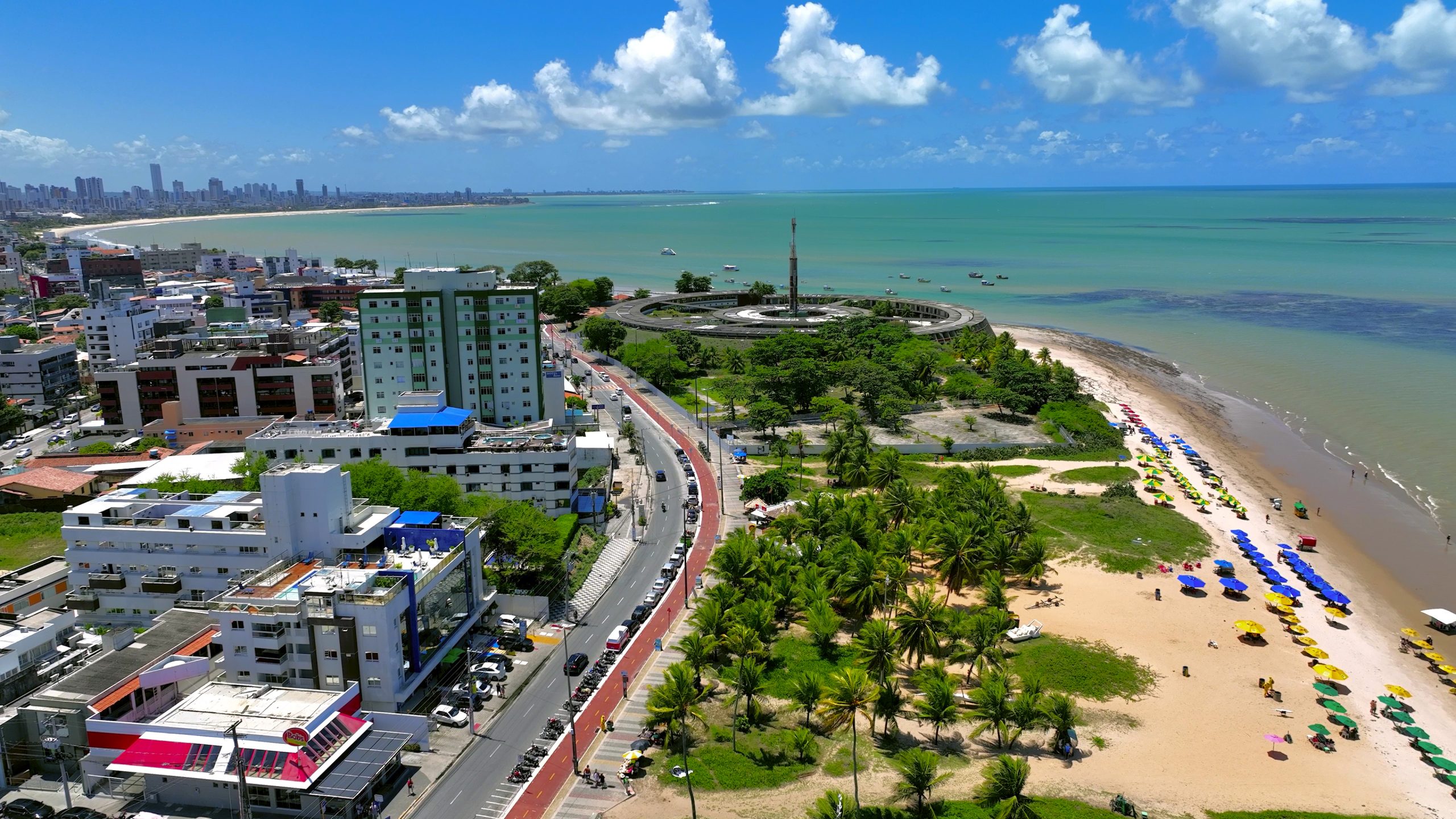 O ENMU projeta investimentos de até R$ 3,46 bilhões para criar 63 km de corredores de BRT/VLT na Grande João Pessoa, beneficiando 600 mil pessoas.