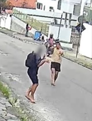 Viatura da Polícia Militar durante ocorrência envolvendo adolescente baleado em João Pessoa.