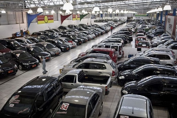 Preço real dos carros novos no Brasil cai 1,5% em 2026 impulsionado pela concorrência chinesa. Veja raio-X de descontos