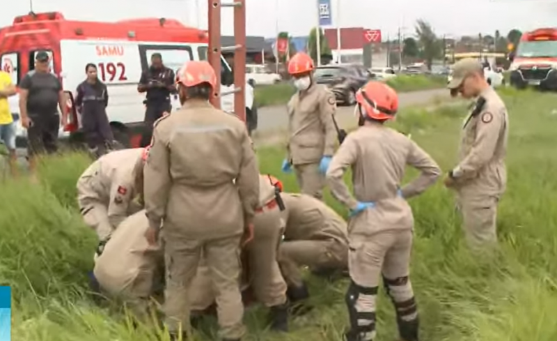 Equipe do Corpo de Bombeiros resgata mulher que caiu em galeria de águas pluviais no bairro Ernani Sátiro, em João Pessoa.