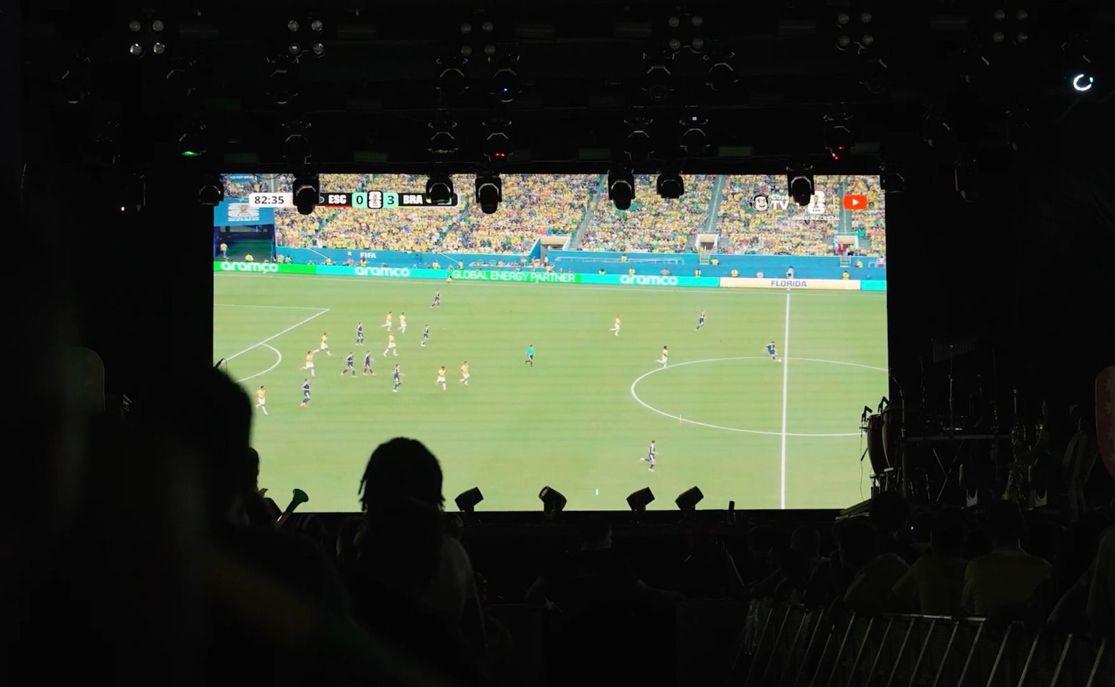Telão instalado no Busto de Tamandaré para transmissão do jogo da Seleção Brasileira na Copa do Mundo de 2026.