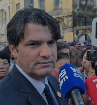 Prefeito Leo Bezerra durante entrevista sobre articulações políticas e serviços públicos em João Pessoa.