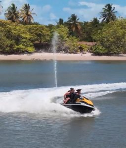 Visitantes aproveitam estrutura da Pilotos SA na Prainha de Lucena com vista para o estuário do Rio Paraíba.