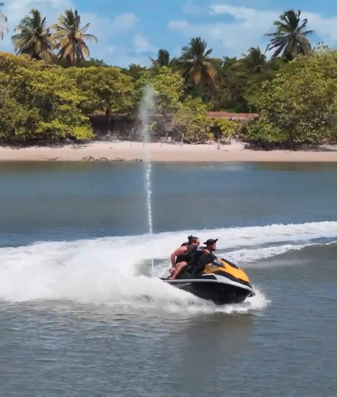 Visitantes aproveitam estrutura da Pilotos SA na Prainha de Lucena com vista para o estuário do Rio Paraíba.