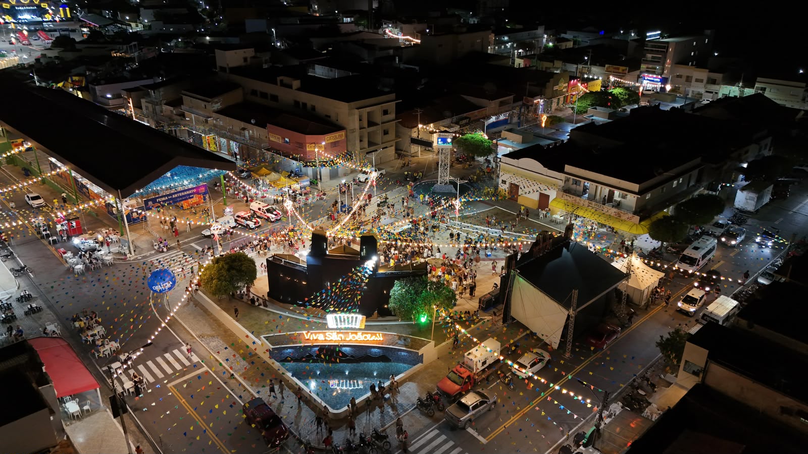 Calçadão e quiosques construídos no Centro de Santa Luzia após obra de requalificação urbana.