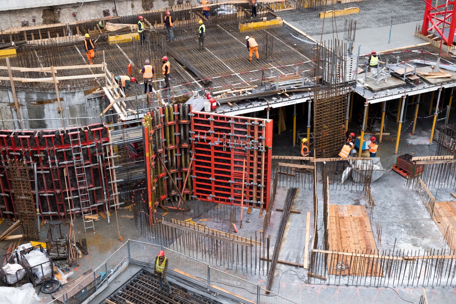 A construção civil gerou 154.448 empregos formais no país no 1º semestre de 2026, elevando o estoque da Paraíba para 57,6 mil trabalhadores.