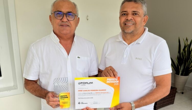 Prefeito Ba Barros recebe homenagem como Prefeito Inovador 2026 durante evento sobre cidades digitais.