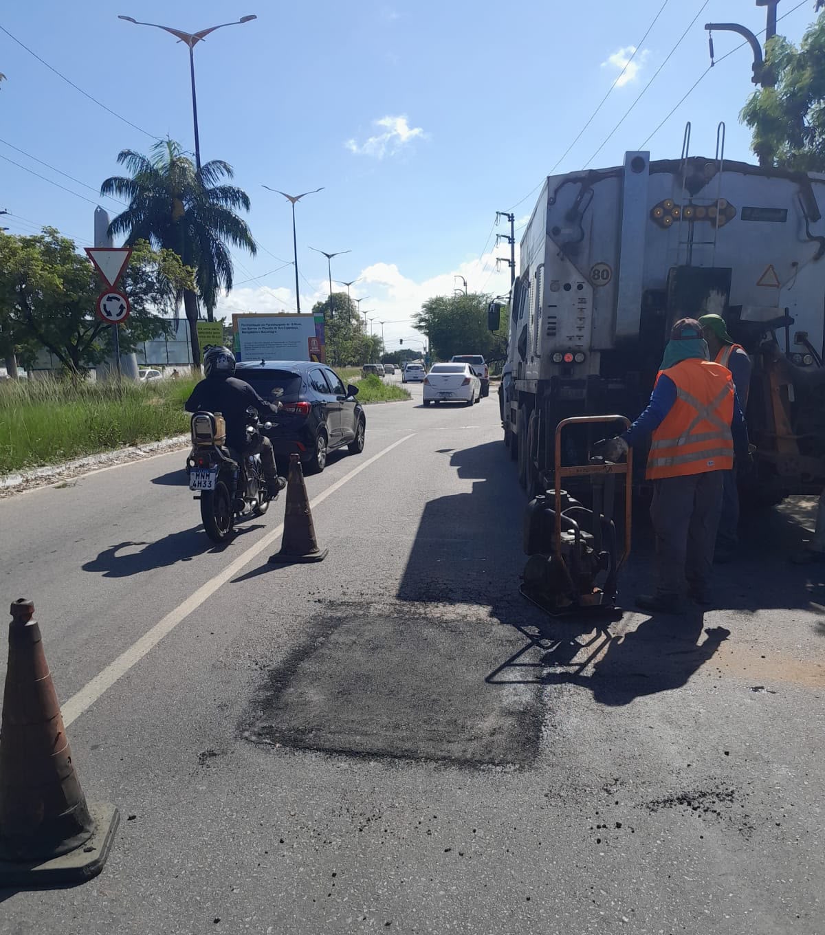 Equipe da Seinfra realiza serviços de manutenção urbana em bairro de João Pessoa.