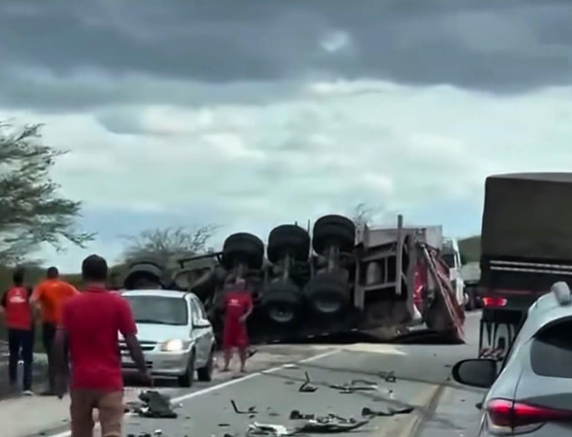 Acidente entre carreta e carros deixa três mortos e seis feridos na BR-412, no Cariri da Paraíba