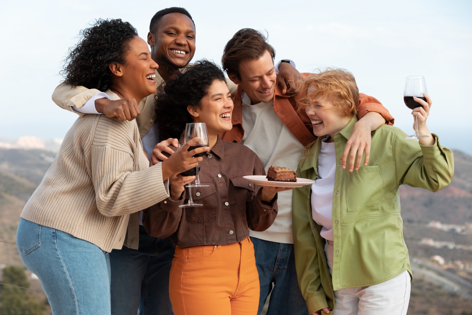 Amigos reunidos celebrando a vida com vinho e comida