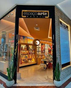 "Fachada do Espaço Arte Brasil, localizado no Liv Mall, em João Pessoa, onde há vaga aberta para vendedor."