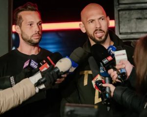 Irmãos Tate: Andrew Tate e seu irmão Tristan Tate conversam com a imprensa em frente à sua residência em 23 de março de 2025, em Bucareste, Romênia. [Andrei Pungovschi/Getty Images]