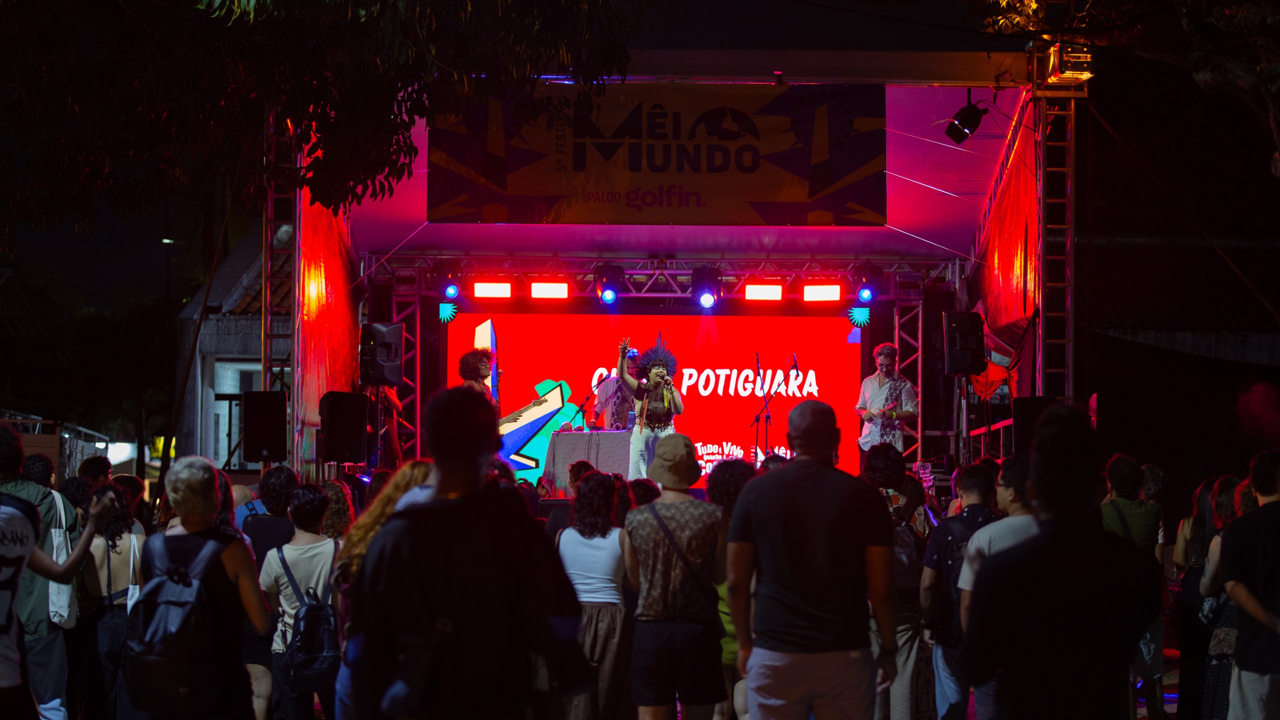 Público durante edição do Festival MêiMundo realizado no CCTA da UFPB em João Pessoa.