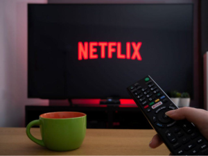 A presença de televisores nos lares da Paraíba recuou para 93,6%, acompanhando a ascensão das plataformas digitais, aponta o IBGE.