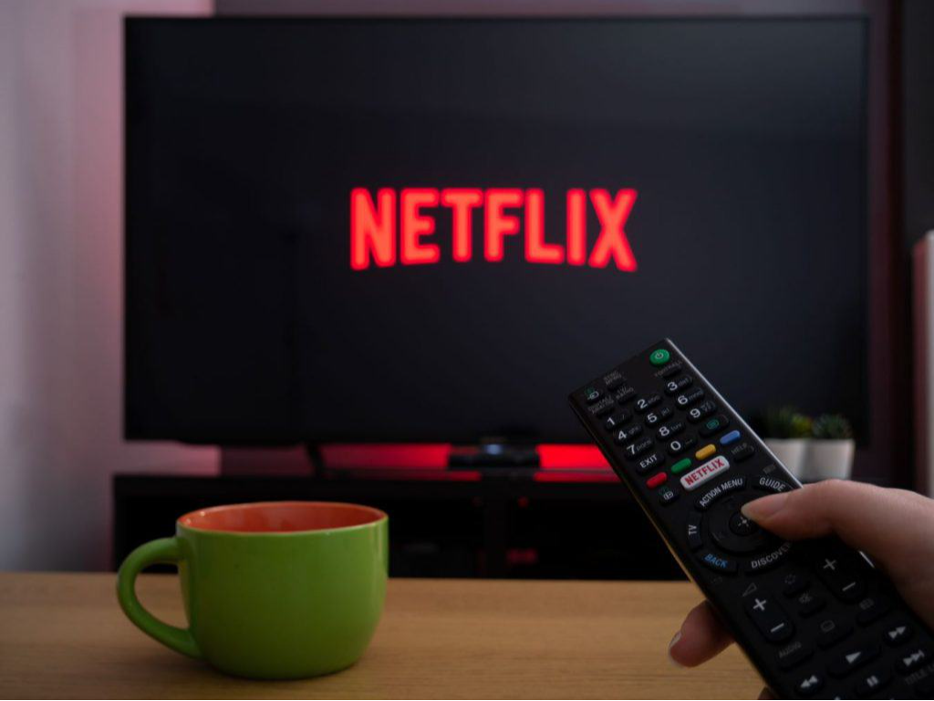 A presença de televisores nos lares da Paraíba recuou para 93,6%, acompanhando a ascensão das plataformas digitais, aponta o IBGE.