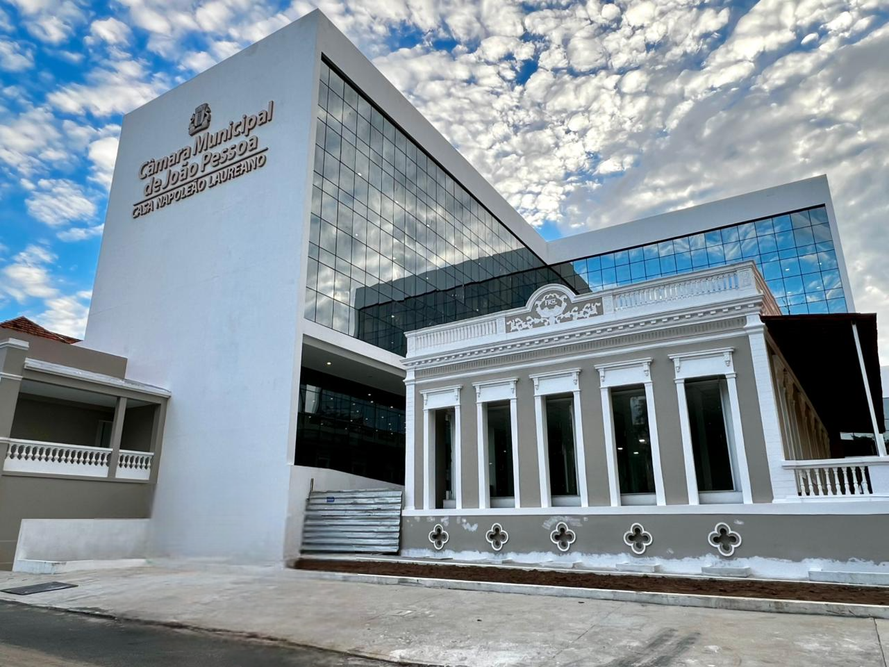 O texto destaca a articulação do arquiteto Amaro Muniz com Iphan e Iphaep e a importância dos investimentos para o Centro Histórico.