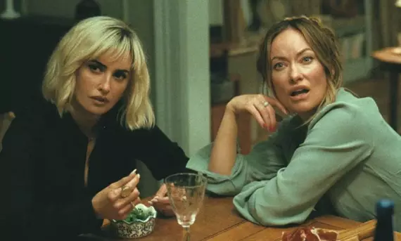 "Joe e Angela durante o jantar em cena do filme O Convite, dirigido por Olivia Wilde."