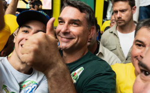 Flávio Bolsonaro chega a Campina Grande para cumprir agenda política e visitar o Maior São João do Mundo.