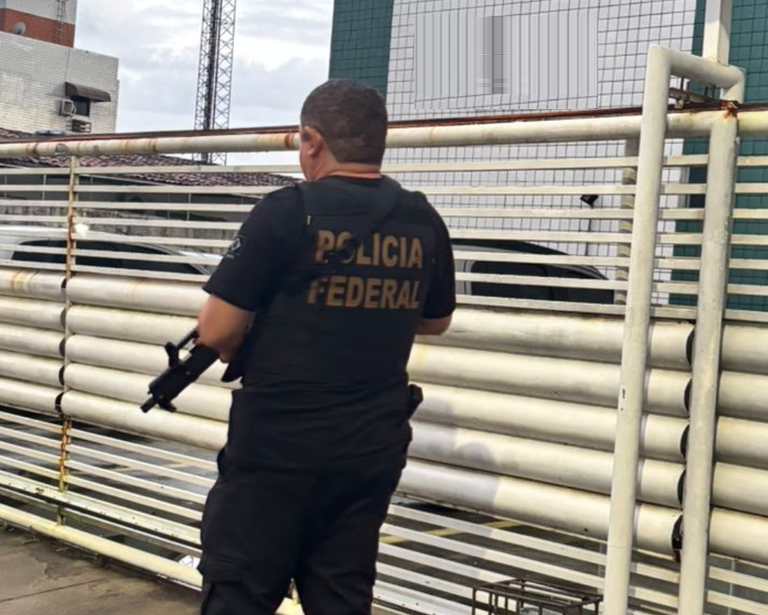 PF cumpre mandado em João Pessoa em operação contra fraude em concursos públicos e bloqueia R$ 1,3 milhão de investigados
