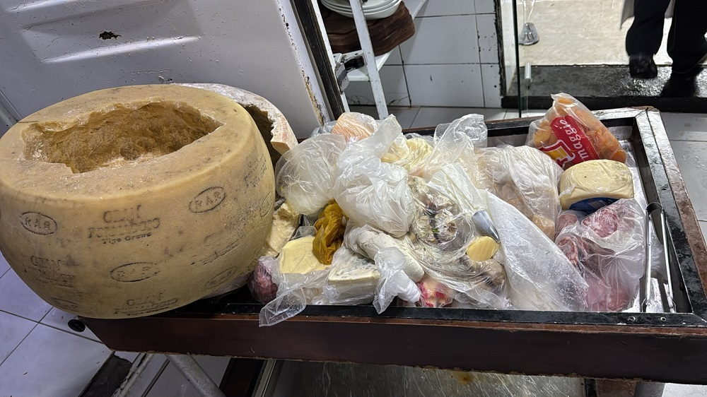 MP encontra alimentos vencidos e autua dois restaurantes durante fiscalização em João Pessoa