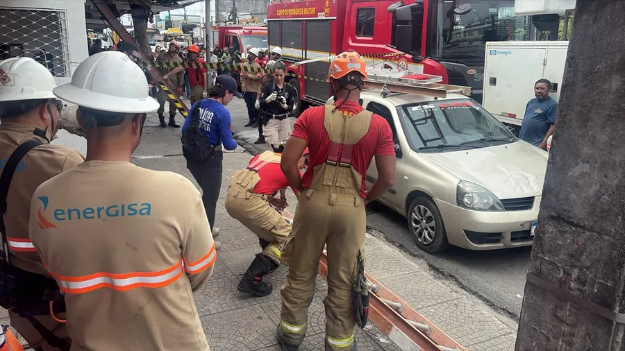 Equipes atendem ocorrência após eletricista morrer vítima de descarga elétrica em loja no bairro de Mangabeira, em João Pessoa.