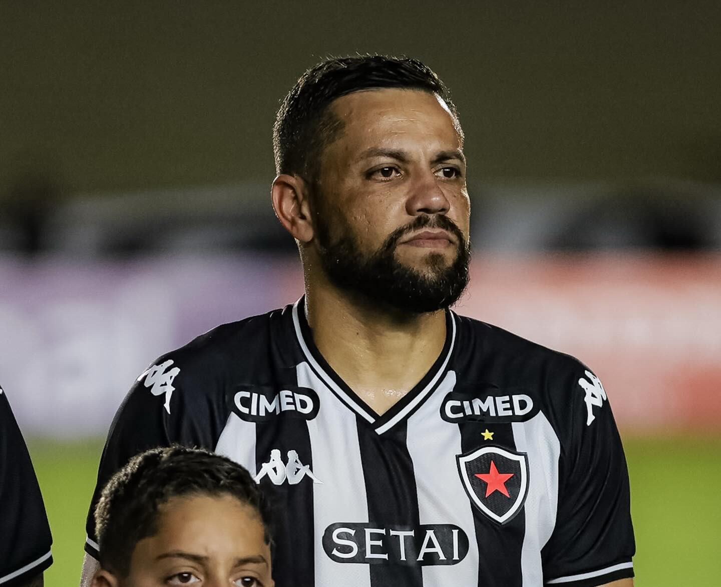 Felipe Azevedo durante partida pelo Botafogo-PB antes de deixar o clube por motivos familiares.