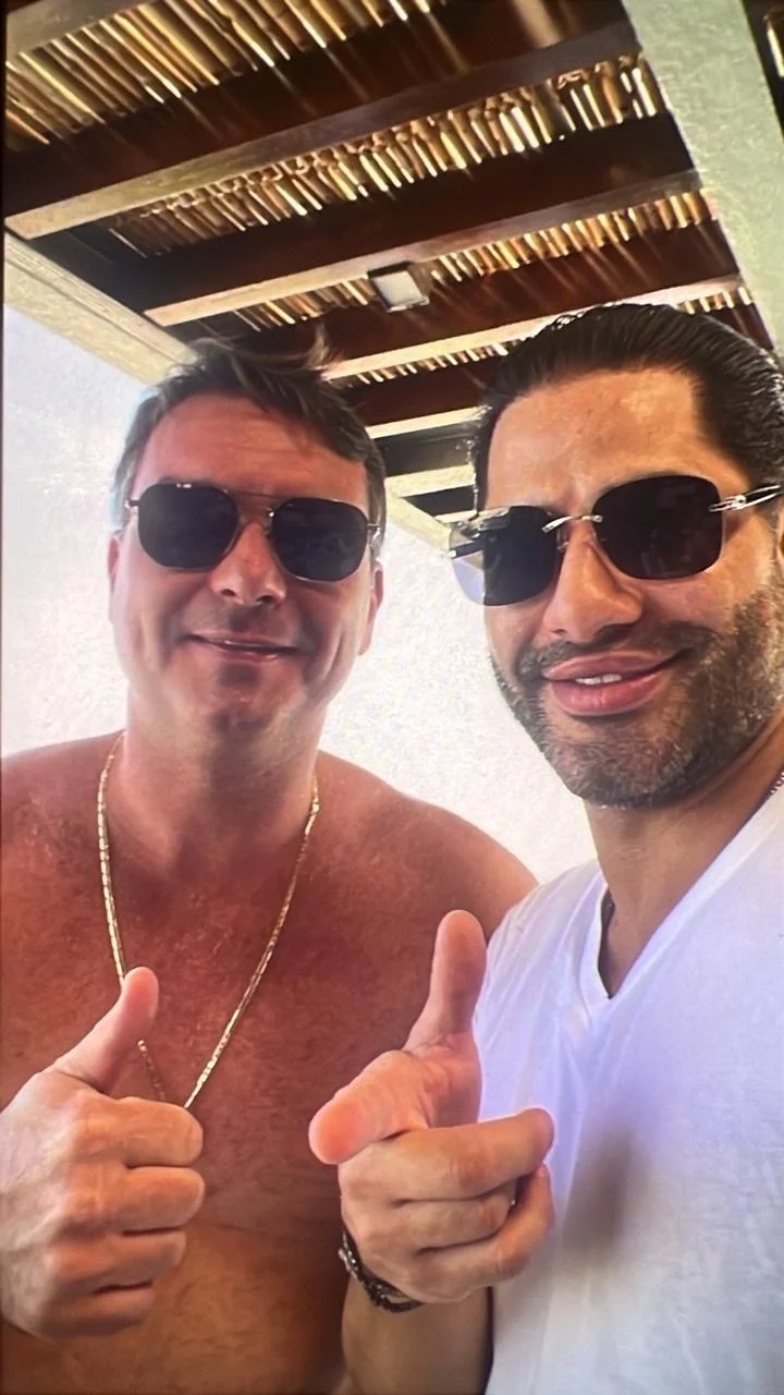 Flávio Bolsonaro em registro divulgado ao lado de Luiz Phillipi Machado, conhecido como Sicário.