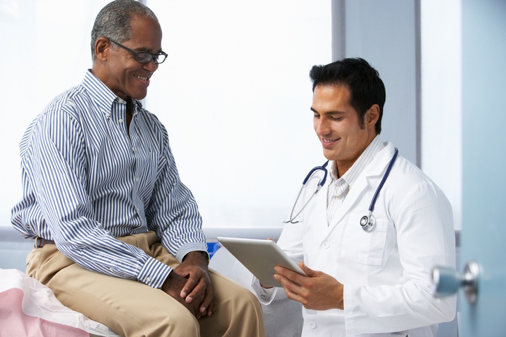 Homem realizando consulta médica de rotina para prevenção e exames de saúde.