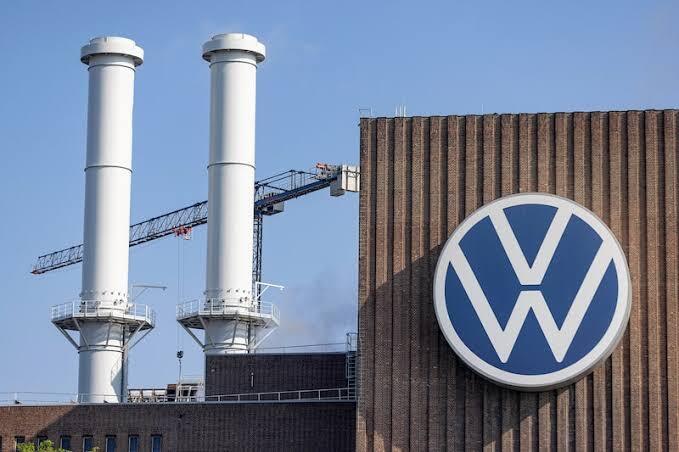 Logo da Volkswagen em fábrica da montadora durante anúncio de reestruturação global.