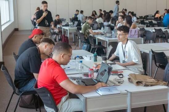 Representantes de startups participando de evento de tecnologia durante o Web Summit Lisboa.