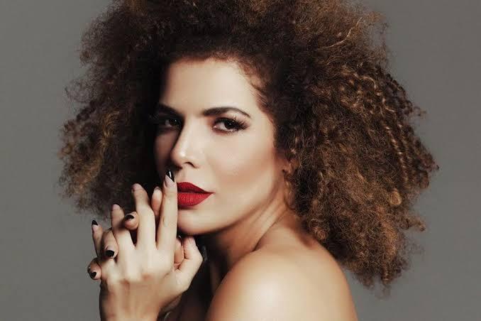 Vanessa da Mata durante apresentação com orquestra em concerto especial do aniversário de João Pessoa.