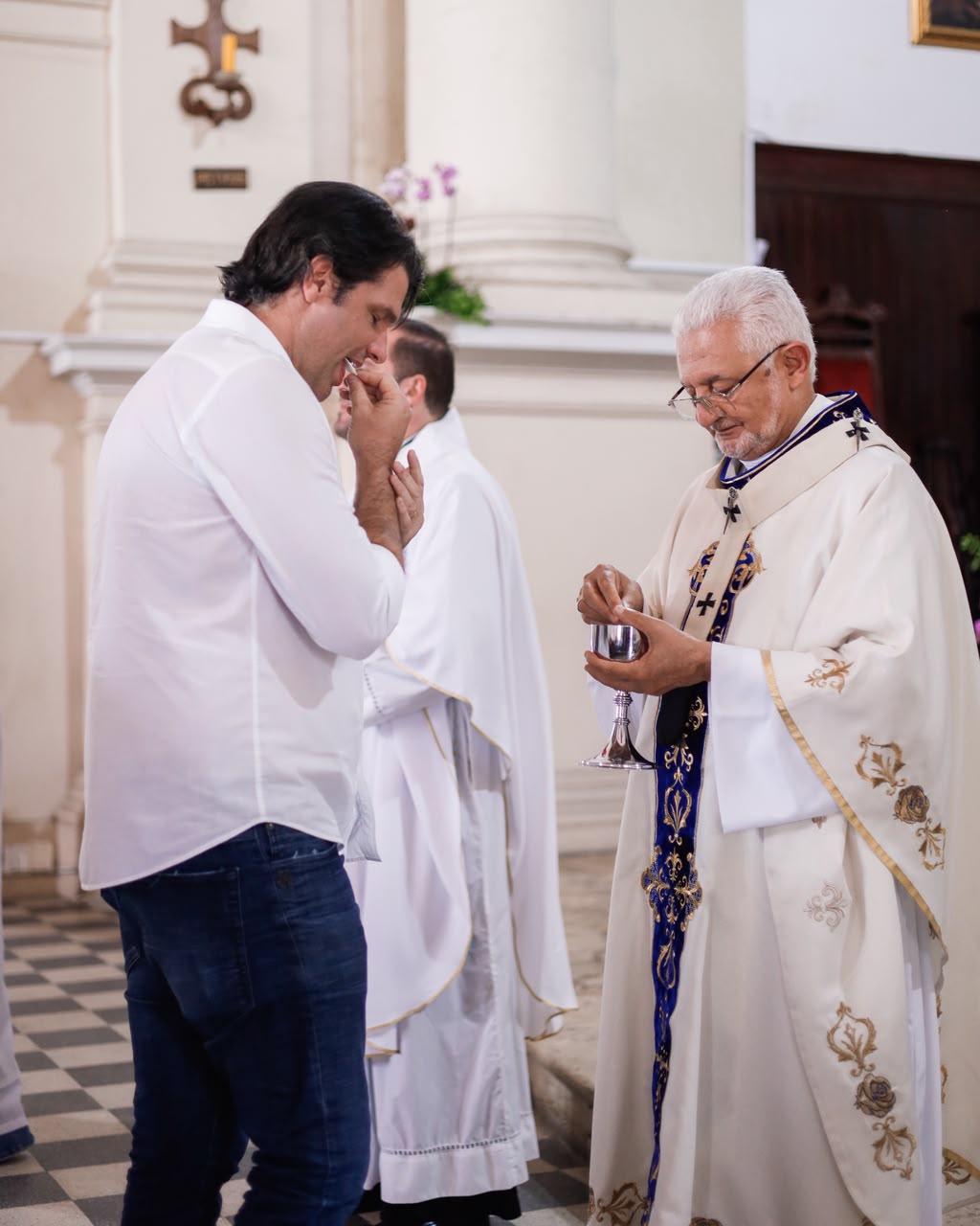 Interior da Catedral Basílica de Nossa Senhora das Neves repleto de fiéis durante a missa de abertura da festa.