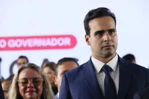 Lucas Ribeiro concede entrevista sobre voto cruzado, articulações políticas e relação com a Prefeitura de João Pessoa.